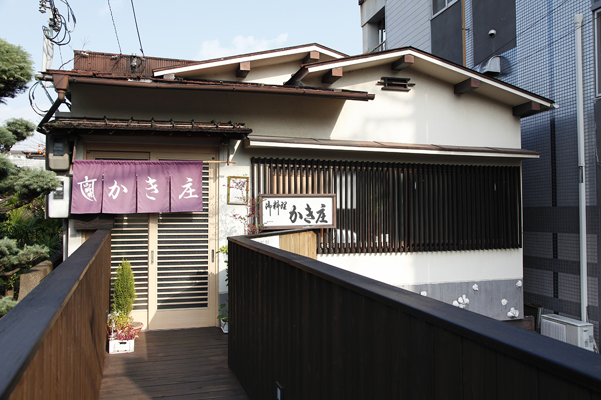 JR加古川駅より歩いてす ぐ。年間通じて楽しめるかき 料理をはじめ、四季折々の旬 食材を利用した会席料理、コ ース料理を提供